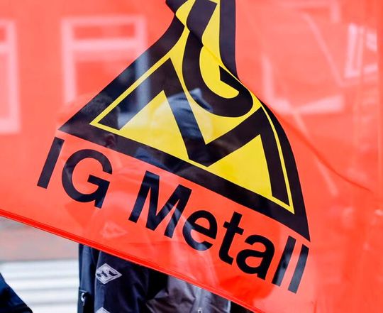 Die Arbeitgeber aus der Metallbranche haben einen ersten Vorstoß in Sachen Tarifangebot gemacht. Wie zu erwarten war, ist die Gewerkschaft mit weniger als sie bereits fordert, nicht einverstanden. Bald könnte es deshalb zu ersten Warnstreiks kommen ...(Bild:  IG Metall)