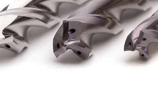 Mapal ergänzt sein Bohrersortiment aus der Tritan-Serie jetzt um vier neue Ausführungen, heißt es. Bei diesem Quartett aus neuen Bohrern habe Mapal vor allem die Schneidengeometrie optimiert. Diese Nahaufnahme zeigt die "eilige Dreischneidigkeit", die es erlaubt, wesentlich höhere Vorschubwerte zu fahren als mit üblichen Zweischneiden-Bohrern. (Mapal)