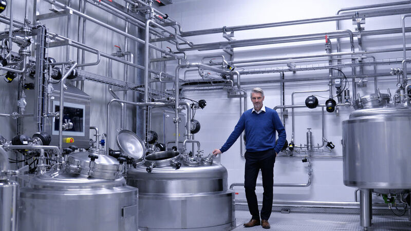 MicroTec-Mitgründer Jörg Groth im oberen Teil der Anlage am Fermenter. (Sputnik GmbH / Maik Porsch)