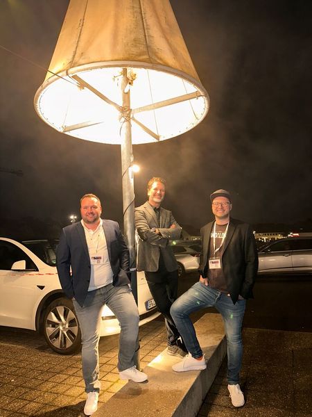 Der XL Schirm schütze nicht wirklich, denn der Regen erwischte auch (v. l.) Christoph Auclair (Ein-TechnikHaus), Matthias Ostermeier (Newline) und Sebastian Gartz (SG Medientechnik). (Bild: Vogel IT-Medien)