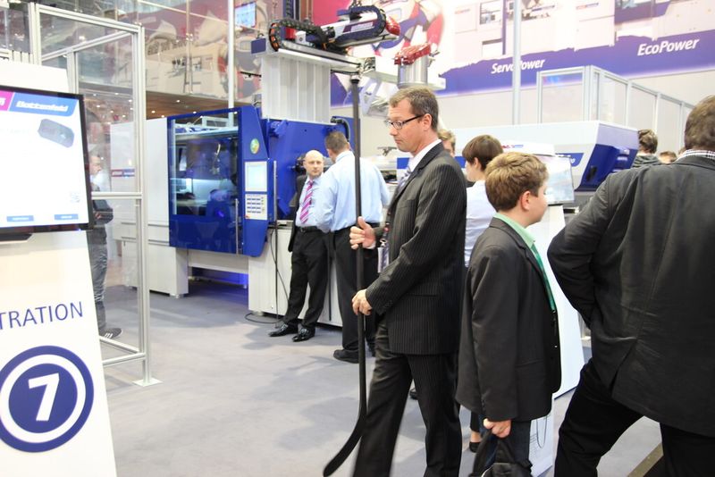 K 2013 Impressionen: ....dort gabs Hockey-Schläger frisch aus der Maschine... (Bild: Königsreuther)