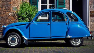 Die „Ente“ – das Kultauto Citroen 2CV – wurde von 1949 bis 1990 hergestellt. Jetzt soll sie als E-Auto auf die Straße zurückkehren. (Bild: gemeinfrei)