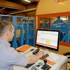 Einfach im Handling, zuverlässig und robust: Der Hundegger-Zuschnittautomat SC-2i und das Plattenzentrum SPM-2 wurden speziell für die Arbeit bei Fürstenberg-Holz fit gemacht.