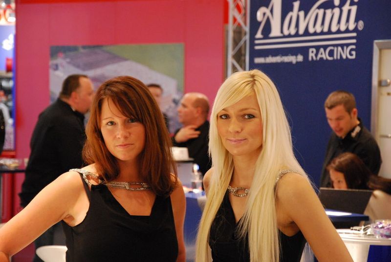 War da noch was? Ach ja: Hübsche Hostessen gehören zur Essen Motor Show wie die Currywurst zum Ruhrpott. (Archiv: Vogel Business Media)