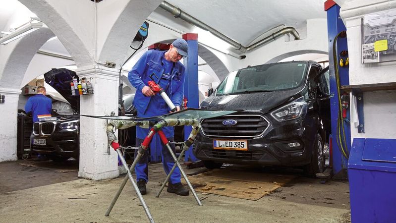 Geschäftsführer Tino Winter weiß, dass das Glasgeschäft kein Selbstläufer ist. Bis zu zehn Scheiben tauscht der Betrieb jede Woche aus.(Bild:  Schreiner – »kfz-betrieb«)