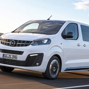 Der Vivaro-Combi-Nachfolger ist nahezu baugleich mit dem Peugeot Traveller, dem Citroën Spacetourer sowie dem Toyota Proace Verso.(Bild:  Opel)
