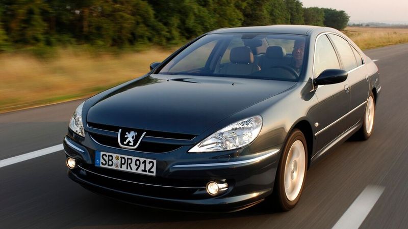 Die mit Dieselmotoren ausgestatteten Peugeot 607 waren zur Zeit ihrer Einführung weltweit die einzigen Neufahrzeuge mit einem vom Werk eingebauten Rußpartikelfilter. Ab November 2004 wurde der Dieselmotor mit 2,7 Liter Hubraum und sechs Zylindern angeboten. (Bild: Peugeot)