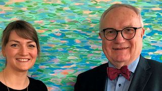 Die Bayerische Staatsministerin für Digitales, Judith Gerlach, und Bremens Finanzstaatsrat Henning Lühr freuen sich über die gelungene länderübergreifende Zusammenarbeit (Pressereferat, der Senator für Finanzen)