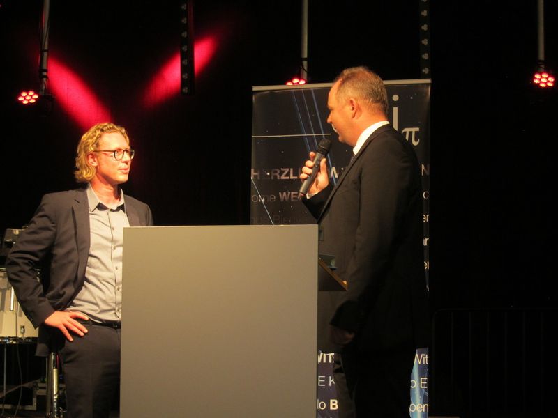 (l.) Geschäftsführer Achim Heyne, api bedankt sich bei Carsten Weber, Microsoft für die Top-Meldung, denn ab dem 01. Oktober ist api autorisierter Microsoft Distributor. (Vogel IT-Medien)