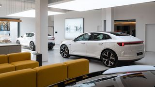 Polestar setzt in Deutschland auf Polestar-Spaces, die von Volvo-Partnern betrieben werden. Angesiedelt sind sie nicht mehr, wie früher in den Innenstädten. (Bild: Polestar)