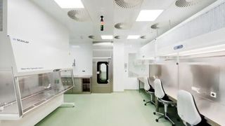 Der GMP-gerechte Apothekenneubau der Universitätsmedizin Mannheim besitzt TPE-Werkbänke aus fugenlosem Edelstahl die mittels Laminarflow mit Luft höchster Güte nach dem Reinraumklasse A versorgt werden. (Bild: Carpus+Partner)