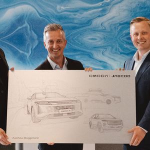 Freuen sich über den neuen Standort (v.li.): Benjamin Hopkins, Händlernetzentwickler Omoda & Jaecoo Deutschland, Michael Mandery, Vertriebschef Omoda & Jaecoo Deutschland und Autohaus-Chef Felix Brüggemann.(Bild:  Sandra Bornhorst)