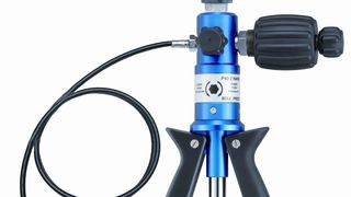 Die pneumatische Hand-Druckpumpe P60 verügt über einen erweiterten Druckbereich. (Bild: Sika)