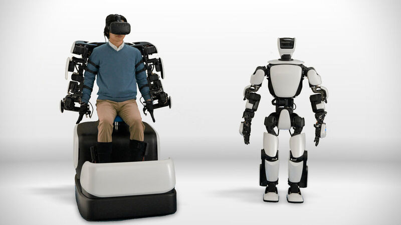 Exoskelett steuert humanoiden Roboter – Toyota hat mit dem T-HR3 die dritte Generation humanoider Roboter vorgestellt. Der Roboter wird mithilfe des sogenannten Master Maneuvering System gesteuert – dabei handelt es sich um eine Art Exoskelett, das der Anwender anlegen und den Roboter präzise steuern kann. Das funktioniert über 16 empfindliche Torque Servo Module im Exoskelett und Bewegungssensoren an den Füßen, die alle Bewegungen exakt und in Echtzeit auf die 29 Gelenke des Roboters übertragen. Zudem trägt der Anwender eine VR-Brille, mit der er dreidimensional das sehen kann, was der Roboter sieht. (Toyota)
