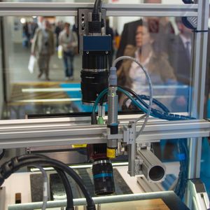 Stemmer Imaging zeigt auf der Vision 2014 ein Demosystem mit unterschiedlichen Ansätzen zur Oberflächeninspektion von Bahnware.