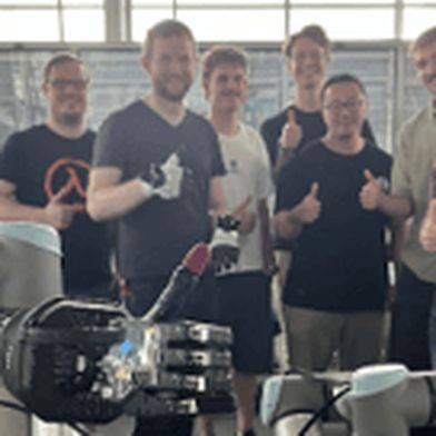 Die Teams von Shadow Robot und dem Fraunhofer IFF arbeiten gemeinsam daran, neue Möglichkeiten für die fingerfertige Roboterhandhabung in der Produktion zu erforschen. (Bild: © Fraunhofer IFF/Shadow Robot)