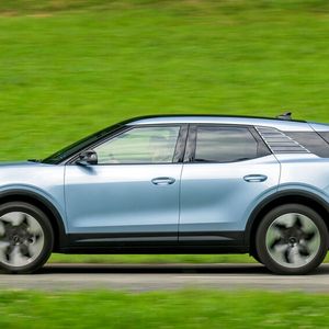 Die Preise für den Explorer, der zum Marktstart nur in der Extended-Range-Version verfügbar ist, starten bei knapp 50.000 Euro. (Bild:  Ford)