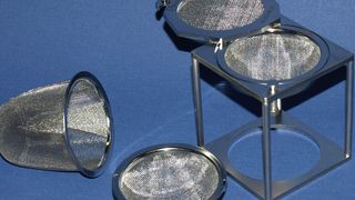 Miniatur-Waschkörbchen für die Kleinteile-Reinigung (Bild: LK Mechanik)