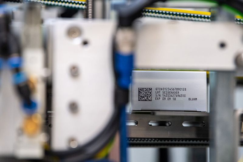 Im Rahmen der Fälschungsschutzrichtlinie müssen Umverpackungen einen Erstöffnungsschutz als auch einen serialisierten Datamatrixcode erhalten.    (Bild: Bluhm)