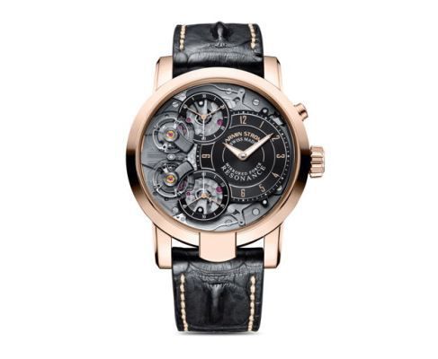 Armbanduhr Mirrored Force Resonance: Die Mirrored Force Resonance erlaubt auf der Zifferblattseite einen Blick auf den komplexen, anspruchsvollen Mechanismus ihres Manufakturkalibers: Zwei voneinander unabhängige, symmetrisch gespiegelte Oszillatoren werden über eine Resonanz-Kupplungsfeder miteinander verbunden und stabilisieren sich gegenseitig. Diese  Funktionsweise sorgt für die hohe Präzision des Uhrwerks. Die Armbanduhr ist mit einer Stunden-, einer Minuten- und einer Zwillingsanzeige der Sekunden sowie mit einem gewölbten, kratzfesten Saphirglas ausgestattet, Hersteller Armin Strom, Biel, Schweiz. (Bild: Red Dot / Armin Strom)