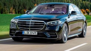 Autonomer Luxus! Beim Stuttgards Premiumfahrzeug-Hersteller Mercedes-Benz wurde wohl der Meinungsveränderer geschwungen, denn nun will man doch in den Sektor der Robotaxis einsteigen. Robotisch gefahren werden soll demnach im Rahmen der S-Klasse. (Bild: Mercedes-Benz)