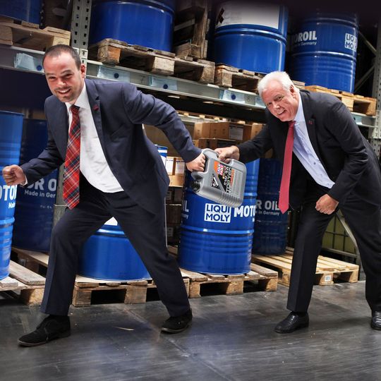 Christian Schwer (links) übernimmt das Staffelholz von Werner Lehmkemper.(Bild:  Liqui Moly)