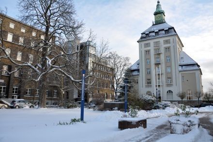 Platz 8: der Eingang zum Gelände des Stammwerks der deutschen Merck KGaA in Darmstadtr (Foto: Merck KGaA)