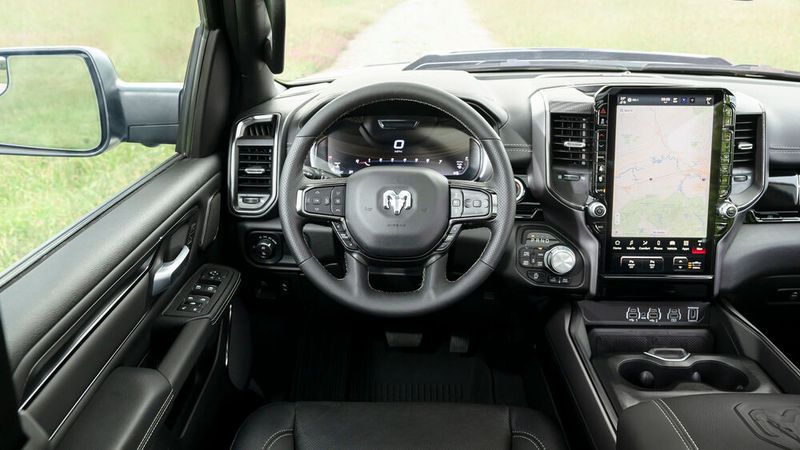 Innen gibt es neues Infotainment. (Bild: Stellantis)