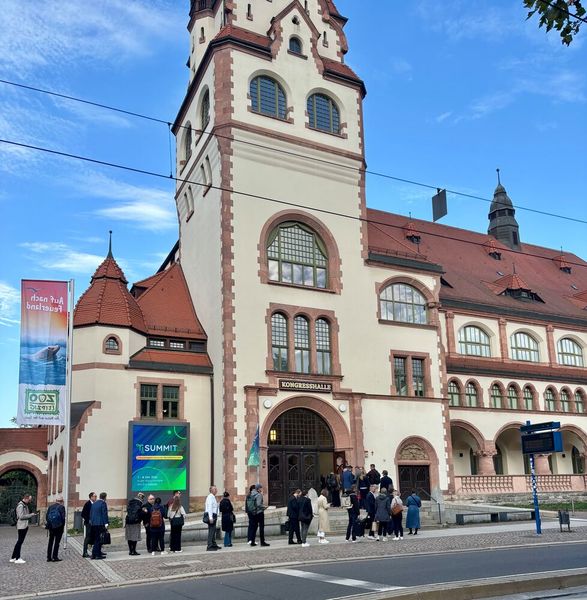 Der 2. TI-Summit startete am 7. Oktober in der Leipziger Kongresshalle am Zoo – mit großem Andrang und bei bestem Wetter. (Bild: VIT / Nicola Hauptmann)