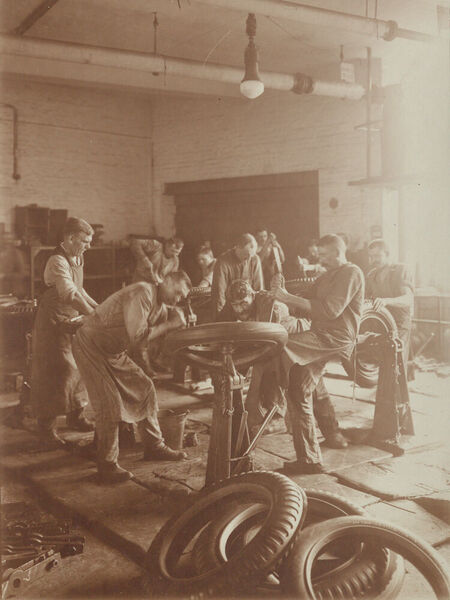 Reifenproduktion 1921 im Werk Hannover-Vahrenwald. (Continental AG)