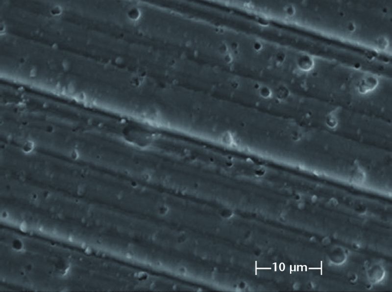 Bild 3: Zurückbleibende Vertiefungen nach dem Entfernen der bei der Hartstoffbeschichtung entstandenen Droplets können Schmiermittel aufnehmen (Elektronenmikroskop). (Archiv: Vogel Business Media)
