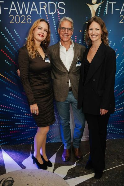 Michael Rufer (Dell Technologies) mit Hannah Lamotte (l.) und Paula Breukel (beide Vogel IT-Medien). (Bild: Manuel Emme Fotografie)