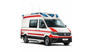 Für Aufmerksamkeit sorgen beim „Rettungscrafter“ seitliche, im Dach integrierte, abnehmbare Lichtblöcke sowie LED-Arbeitsscheinwerfer. (VWN)