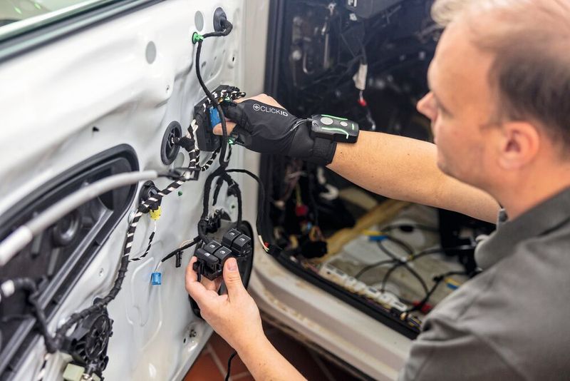 Bild 3:  Einsatz des Wear- ables in der automobilen Montage. (Bild: Voss Automotive)