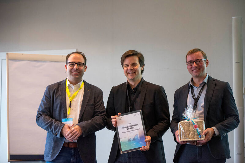 Mike Brömmelstrote, d.velop, überreicht Geschäftsführer Ingmar Siebel und Alexander Frosch (beide d.velop digital solutions) den Preis als Most Innovative Partner (v.l.n.r.) (d.velop)