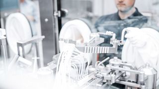 Der direkte Kontakt produktberührender Teile mit Handschuheingriffen ist gemäß Annex 1 zu vermeiden. Handlingshilfen sind eine Lösung hierfür. (Bild: Optima)