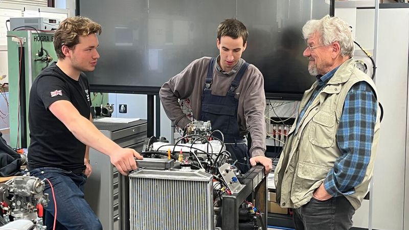 Geht, oder geht nicht? Zwei der ZET-Probanten mit ihrem „Gesellenstück“ im Rahmen der Abschlussprüfung. (Bild: Bopp/Kern)