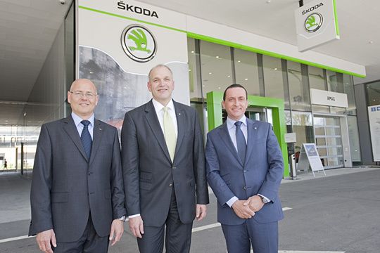 Von links: AMAG-CEO Morten Hannesbo, Skoda-Vertriebs-Chef Jürgen Stackmann und AMAG-Manager Donato Bochicchio. (Archiv: Vogel Business Media)