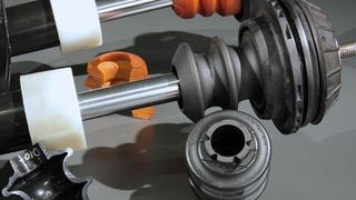 Als Teil des Kfz-Feder-Dämpfer-Systems ist der neue Anschlagpuffer aus dem Thermoplast Hytrel (schwarz) darauf ausgelegt, Stöße zu absorbieren sowie akustische und mechanische Schwingungen zu dämpfen. In orange der bisherige  Puffer aus geschäumten PUR. (Bild: Du Pont)