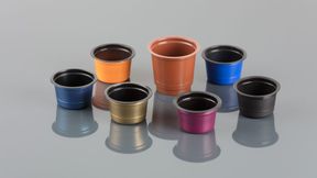 Thermoformanlagen von Gabler produzieren unter anderem Kaffee­kapseln für moderne Kaffeevollautomaten in verschiedenen Formen und Größen. (Bild: Gabler)