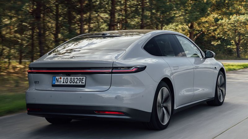 Der Stromer imponiert mit seiner schieren Größe, zudem bietet er einige schicke Details wie etwa die mit der Blechhaut bündigen Türgriffe. (Bild: Nio)