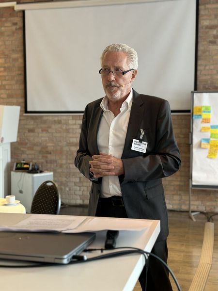 Von national zu global: Andreas Landwehr (vorm. dpa-Büroleiter in Peking) mit Einschätzungen zum systemischen Risiko China, rundet die zwei Summit-Tage ab. (Bild: Vogel IT-Akademie)