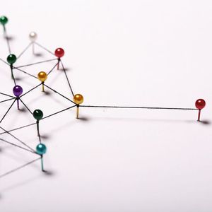 „Da müssen Sie jemand anderen fragen!“ – Eines der größten Hindernisse in der Kommunikation stellen falsch übermittelte Informationen dar. Diese bremsen nicht nur Sie aus, sondern auch Ihre Kollegen. Bevor Sie also Ihren nächstbesten Kollegen ansprechen, sollten Sie sich zuerst eine Frage stellen: Für wen ist meine Information von Bedeutung? So vermeiden Sie unnötigen E-Mail-Verkehr oder langwierige Telefonate, bis Ihre Mitteilung bei der Zielperson ankommt(Bild:  aleksandarfilip - stock.adobe.com)