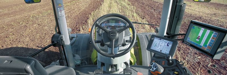 Moderne Landwirtschaft: Die Fahrerkabinen sind heutzutage mit zahlreichen unterstützenden Systemen ausgestattet wie Displays, Joysticks und GPS-Verbindung.(Bild:  Claas)