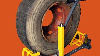 Die Lkw-Wegfahrsperre Salvo Chock lässt sich jetzt noch schneller und leichter einsetzen. (Bild: Castell)