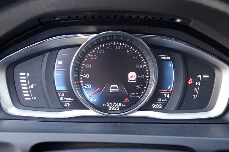 Das digitale Tacho enthält alle wichtigen Funktionen.  (Thomas Günnel)