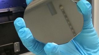 Mit einem dünnen Film der Hochentropie-Legierung beschichtete Silizium-Scheibe im Labor der ETH-Forscher. (Bild: Fabio Bergamin / ETH Zürich)