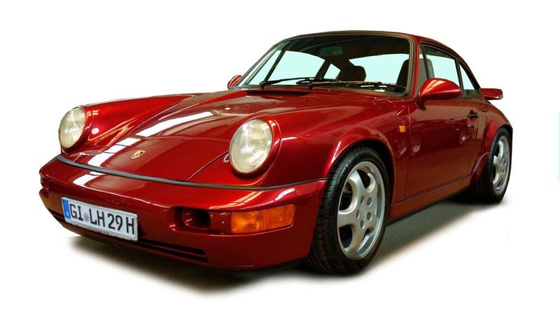 1. Preis: Dieser Porsche SWS Turbo 400 von 1922 ist einer von weltweit 16. Er wiegt gerade mal 1.120 kg, verfügt über Bilstein-Fahrwerk und gelochte Bremsanlage aus 928 S. Das alles verpackt in einer schmaler SC-Karosserie und garniert mit einem 3,3L-Turbomotor, leistungsgesteigert auf 400 PS, mit größerem Turbolader und Ladeluftkühler aus dem 964, inklusive geänderter Nockenwelle, Kolben, Zylinder etc. Absolut standfest, problemlos und sehr schnell. Tacho aus 959 (340 km/h), 915 Schaltgetriebe 5-Gang mit Sperrdifferenzial, GfK-Front und Heckschürze im 964-Look, Edelstahlauspuff, CS-Sportsitze, Momo-Lenkrad, Domstrebe etc. in Ferrari-rosso-mica-metallic. Alles eingetragen, deutsche Zulassung, rost- und unfallfrei. Gespendet von Dieter Last. (Bild: Lebenshilfe Gießen)