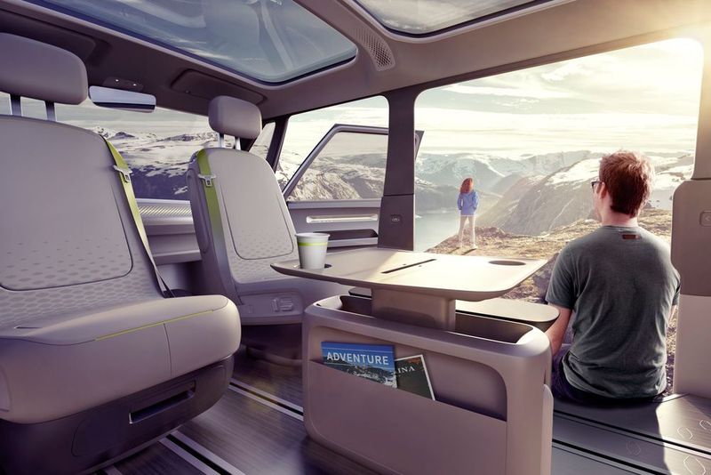 Der Innenraum bietet eine Lounge-Atmosphäre, deren Ambiente bei Dunkelheit durch verschiedene Lichtinstallationen der jeweiligen Stimmung entsprechend gestaltet werden kann. (VW)