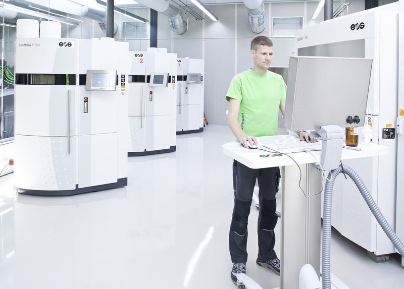 Die neuen Produktionsräume im Rapid Prototyping Center, wie hier die Lasersinter-Anlagen, sind erstmals auch Kunden zugänglich. (Bild: 1zu1 Prototypen)